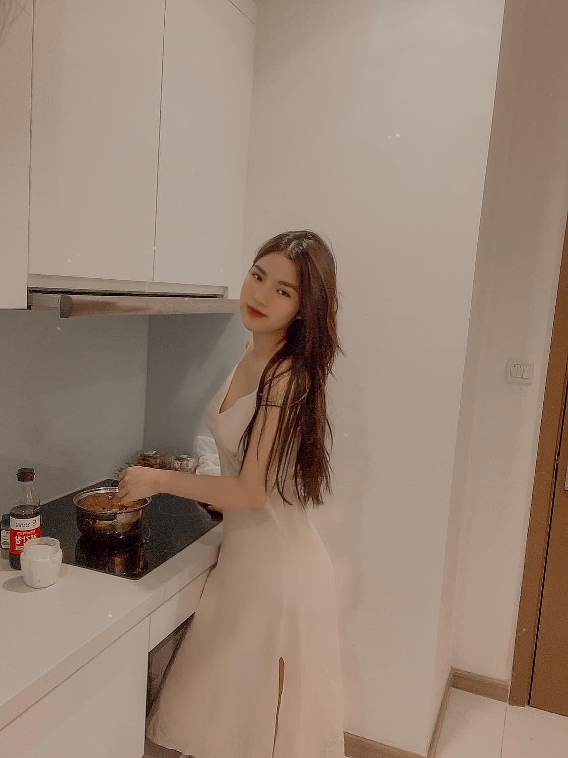 Thí sinh 20 tuổi được đánh giá cao về ngoại hình, dù ở nhà mặc đồ ngủ nhưng Hà Vy vẫn nổi bần bật nhờ vóc dáng.