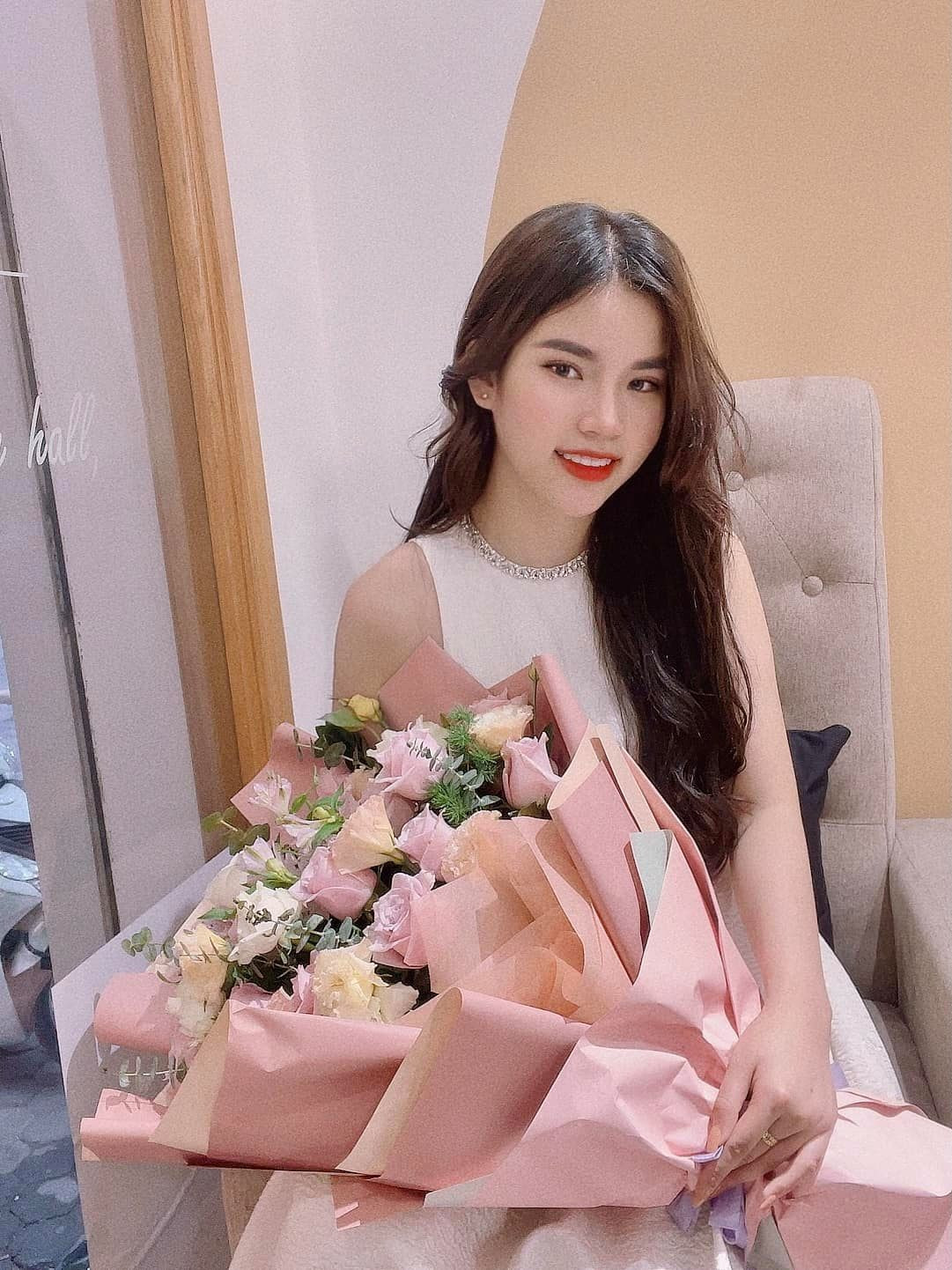 Hà Vy nhận được rất nhiều sự ủng hộ của fan sắc đẹp với phong cách phóng khoáng, vẻ đẹp ngọt ngào.