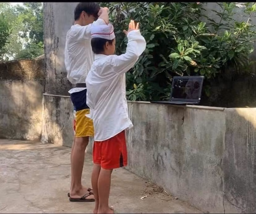 Thay vì ăn vận chỉn chu từ đầu đến chân, hai cậu học trò này chỉ mặc nghiêm chỉnh phần trên để đủ lọt vào camera màn hình laptop.