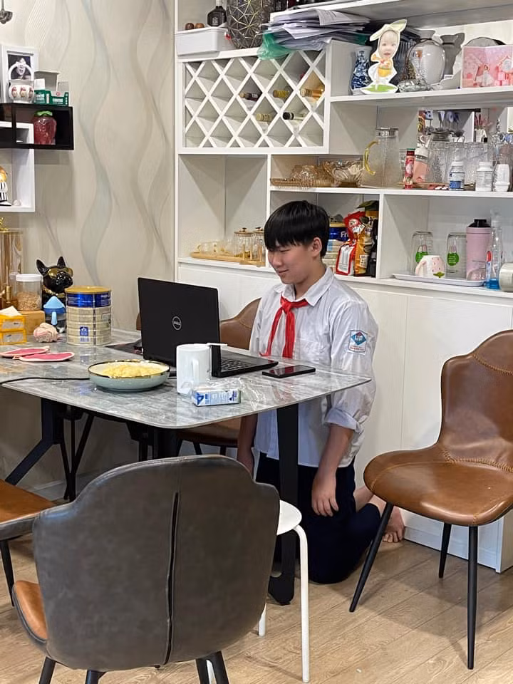 Để thầy cô, bạn bè có thể nhìn được rõ khuôn mặt của mình, cậu học trò đã không ngần ngại quỳ dưới sàn nhà.