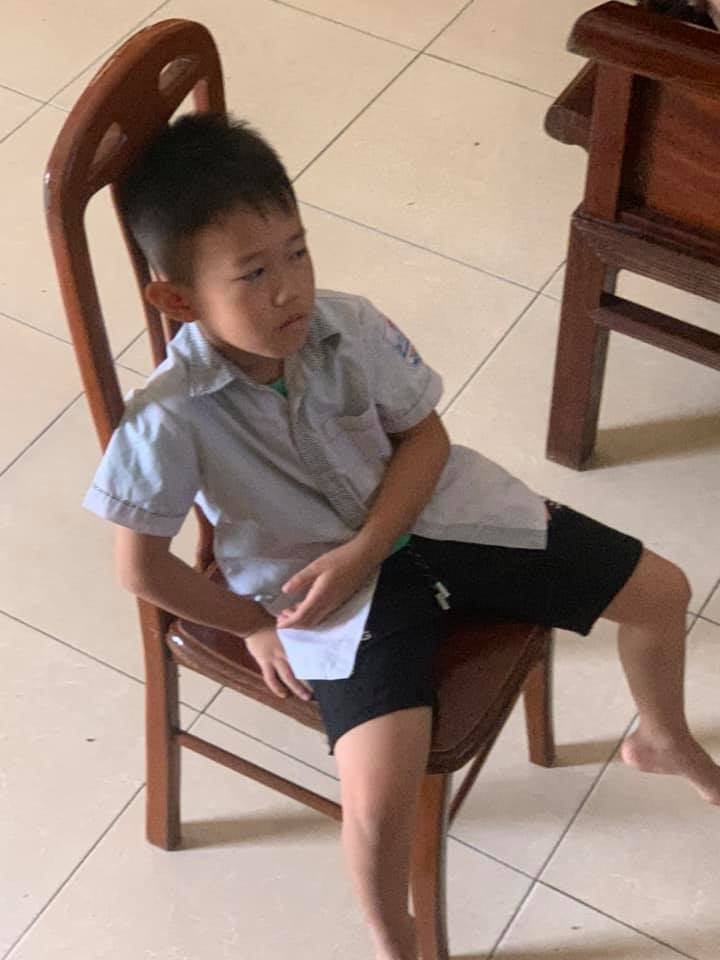 Khuôn mặt thẫn thờ của cậu nhóc khiến cư dân mạng không nhịn nổi cười.