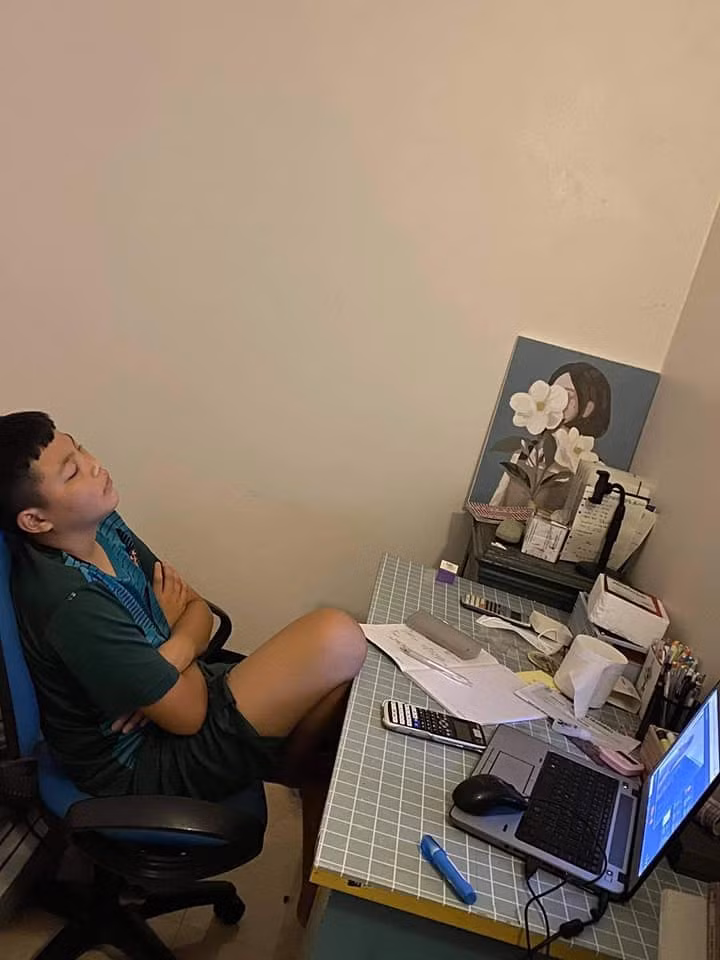 Những gương mặt thẫn thờ vì vẫn còn buồn ngủ, ngáp ngắn ngáp dài là khoảnh khắc vô cùng đáng yêu và đáng nhớ của các em trong ngày khai giảng đặc biệt này.