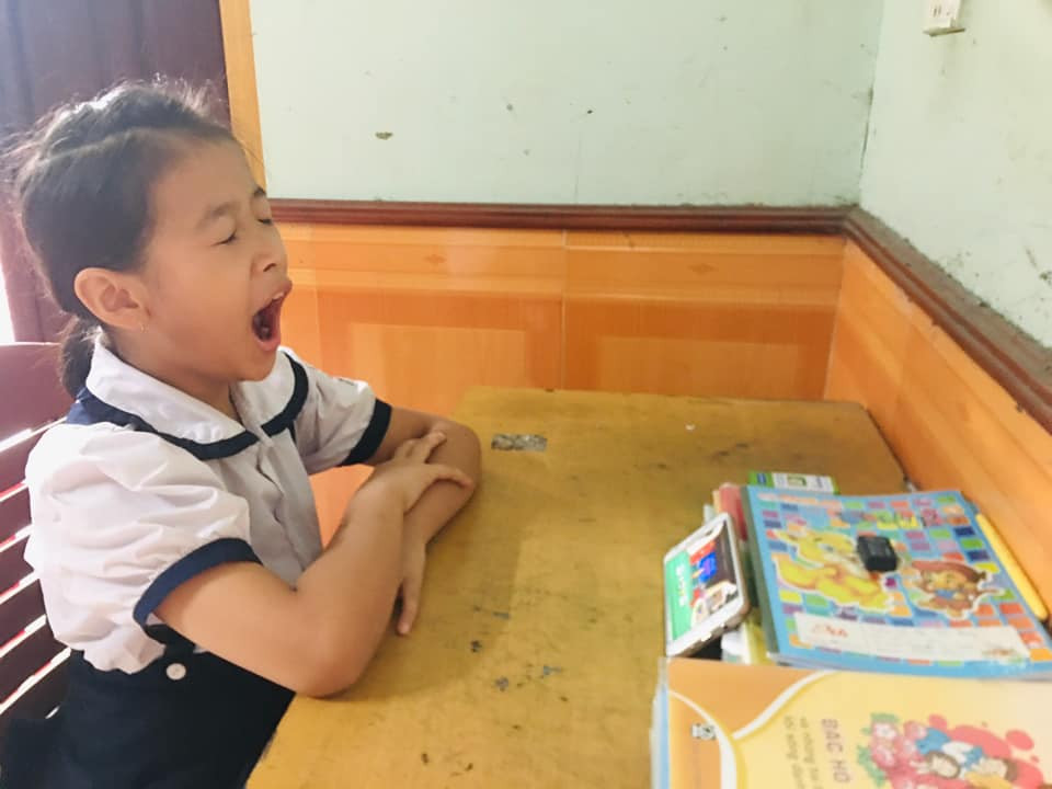 Khi đang bận ngủ nhưng phải dậy để khai giảng.