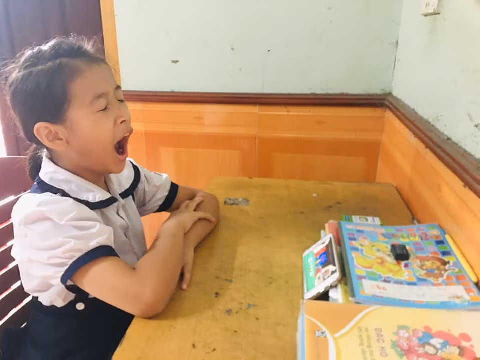 Khi đang bận ngủ nhưng phải dậy để khai giảng.