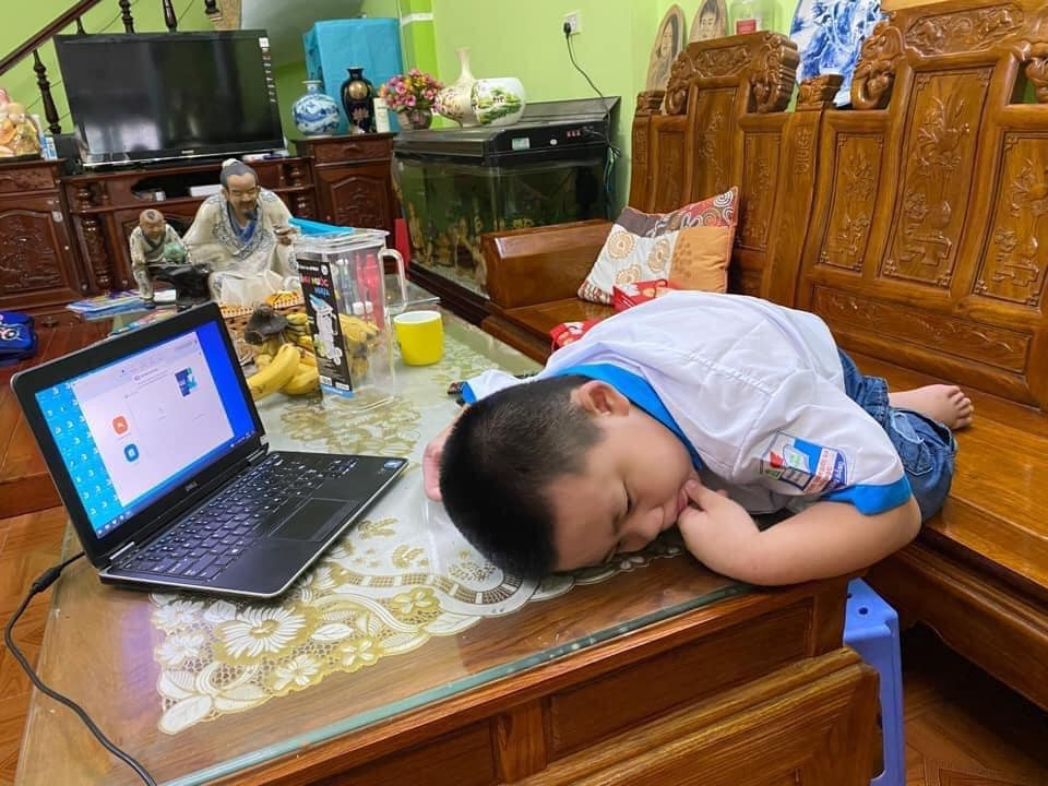 Loạt ảnh vừa ngộ nghĩnh trẻ thơ trong buổi sáng 5/9 trong veo làm không ít người trong chúng ta thấy lại hình ảnh chính mình những ngày còn cắp sách đến trường.