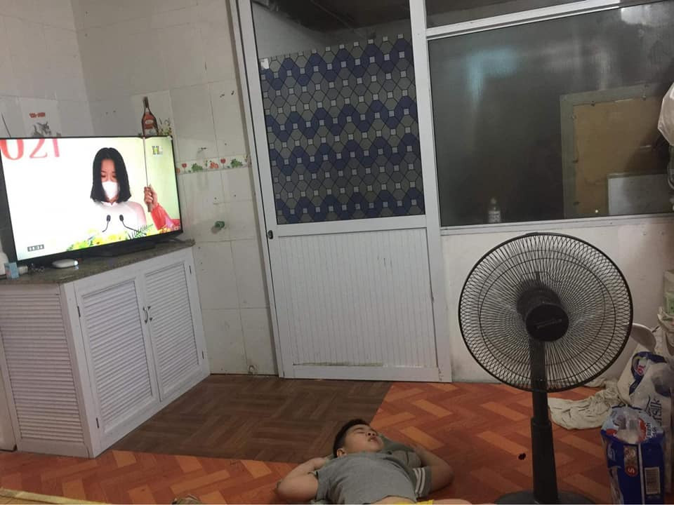 Đây có lẽ là hình ảnh thường thấy của việc học online mùa dịch, không riêng gì ngày khai giảng.