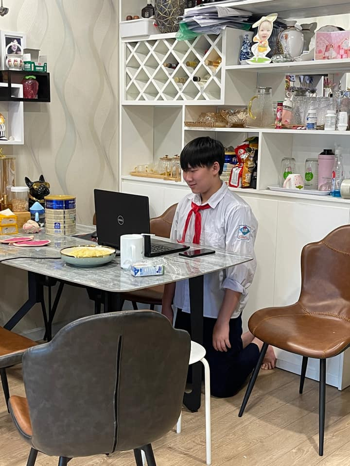 Để thầy cô, bạn bè có thể nhìn được rõ khuôn mặt của mình, cậu học trò đã không ngần ngại quỳ dưới sàn nhà.