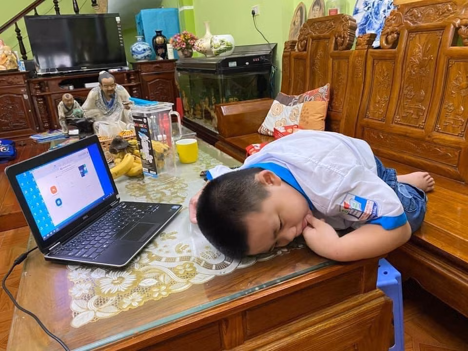 Loạt ảnh vừa ngộ nghĩnh trẻ thơ trong buổi sáng 5/9 trong veo làm không ít người trong chúng ta thấy lại hình ảnh chính mình những ngày còn cắp sách đến trường.