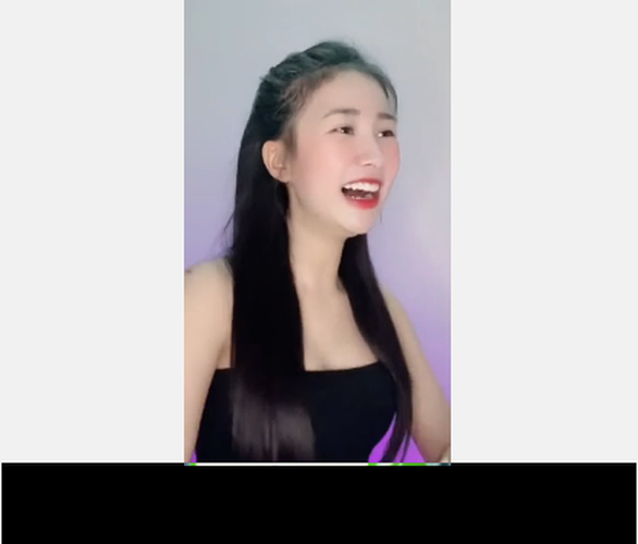 Trước đó, những clip của Tiểu Hý đều nhận về lượng người xem khá cao. Tuy nhiên, đại đa số các bình luận đến từ hội chị em đều cho rằng biểu của của cô nàng trong clip rất giả trân, cố cười tươi gượng gạo.