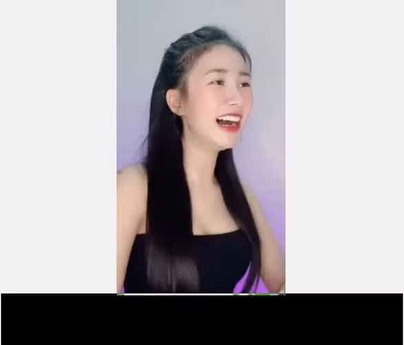 Trước đó, những clip của Tiểu Hý đều nhận về lượng người xem khá cao. Tuy nhiên, đại đa số các bình luận đến từ hội chị em đều cho rằng biểu của của cô nàng trong clip rất giả trân, cố cười tươi gượng gạo.