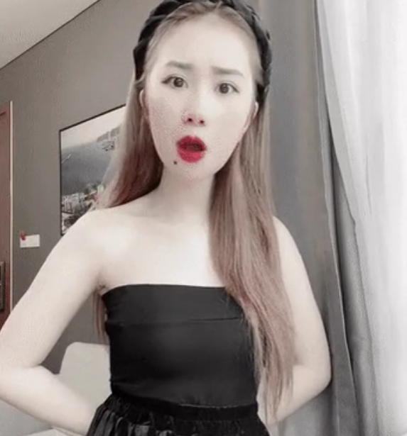 Lần này Tiểu Hý bỗng hoá "thục nữ" khi xoã tóc dài và còn nhập vai Lọ Lem xin mẹ và chị gái đi "đu đưa"