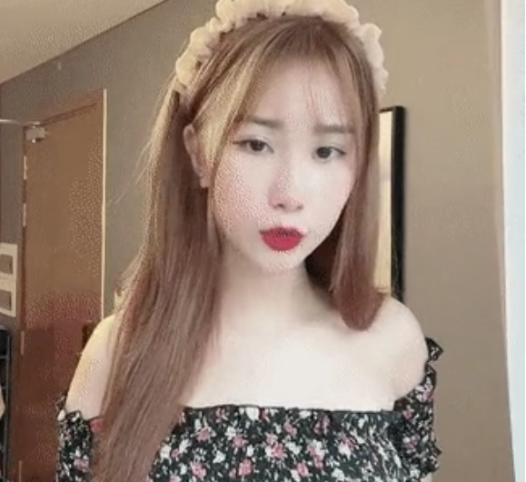 Dù nhận được sự quan tâm nhưng clip của Tiểu Hý cũng nhận phải những ý kiến trái chiều. Theo đó netizen "bóc" chi tiết sơn móng tay và đeo... nhẫn kim cương dù đang hóa thân Lọ Lem. Thậm chí những bình luận này còn thu hút hàng nghìn lượt "thả tim".