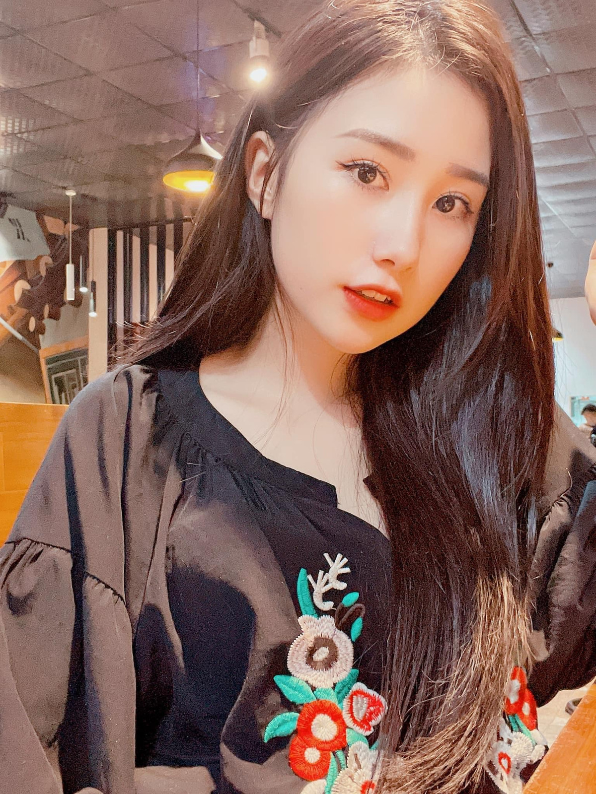 Sau khi được netizen ráo riết săn lùng nhờ video nhảy "Hạ Còn Vương Nắng", Tiểu Hý đã vướng phải không ít tin đồn thất thiệt trên MXH.