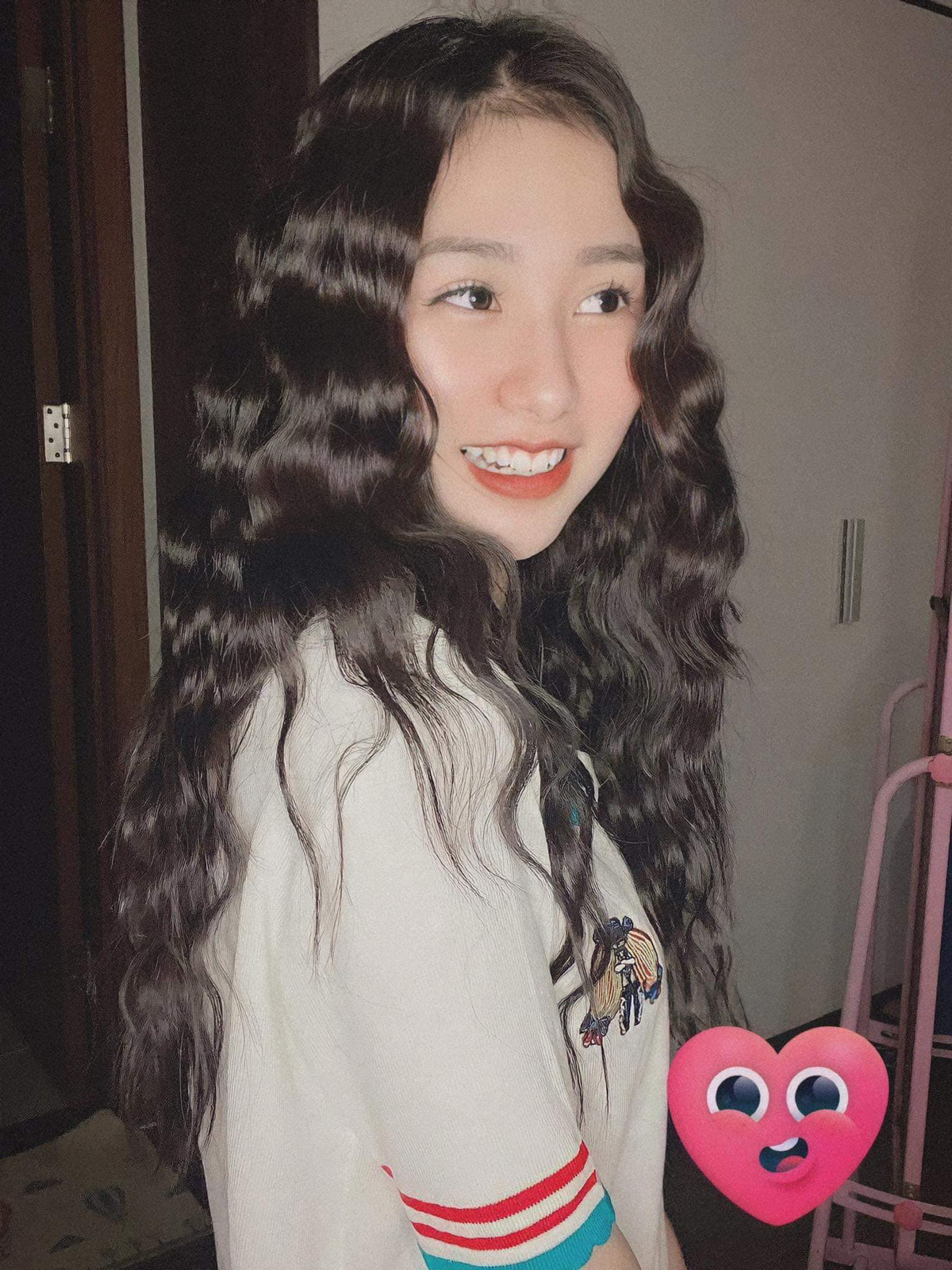 Ngoại hình dễ thương, nước da trắng của Tiểu Hý "đốn tim" nhiều người.