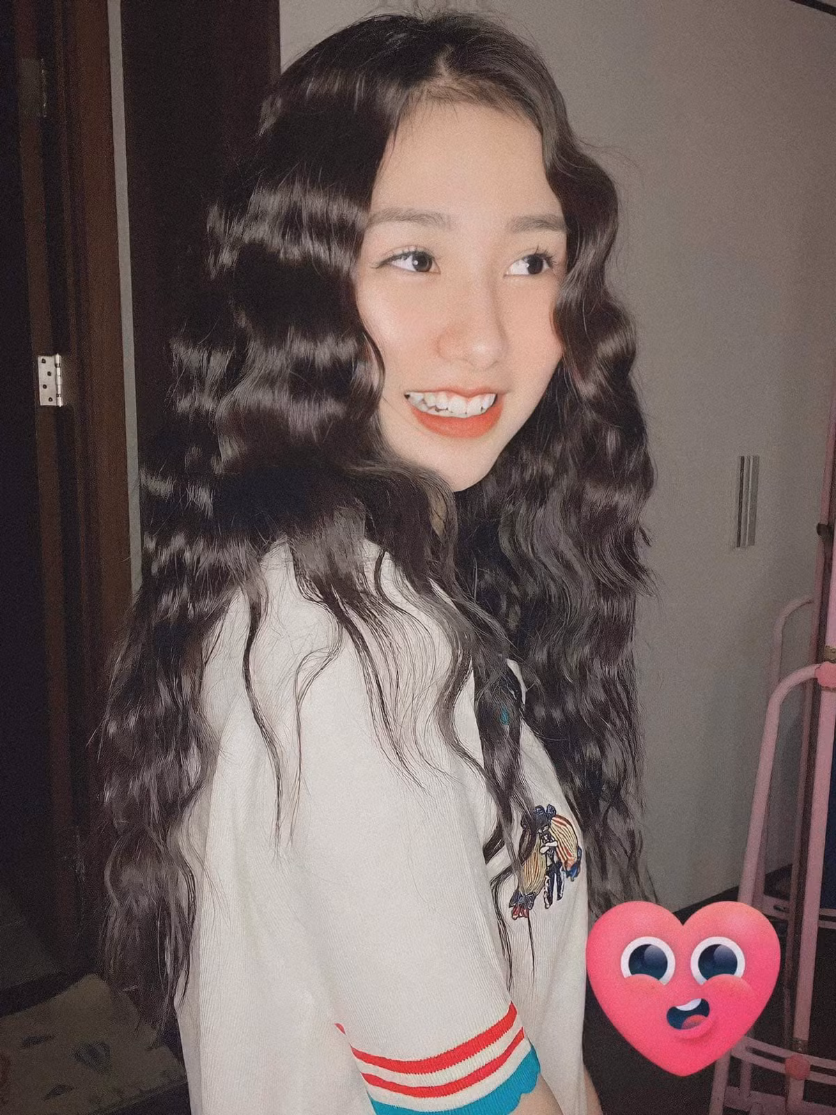 Ngoại hình dễ thương, nước da trắng của Tiểu Hý "đốn tim" nhiều người.