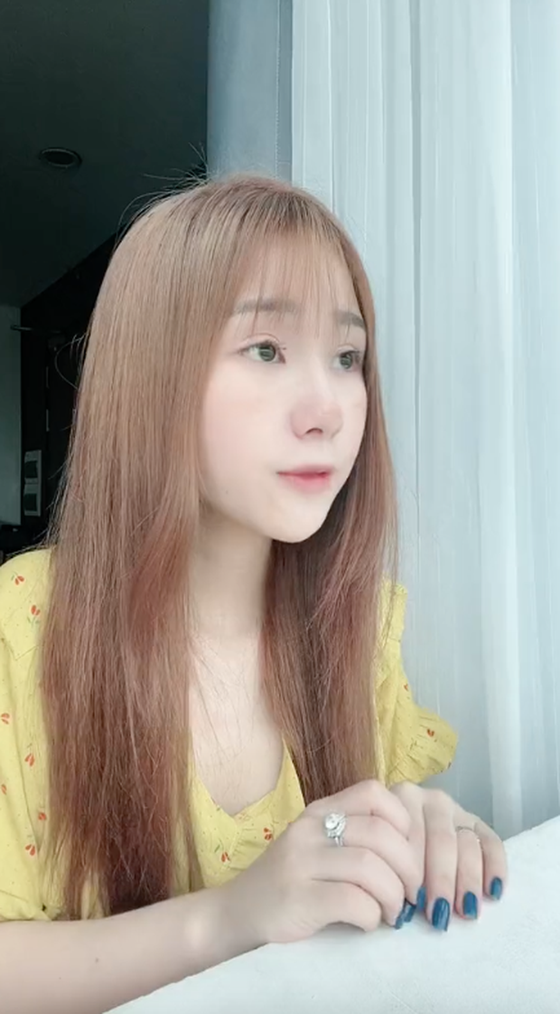 Dù "cosplay" Lọ Lem nhưng Tiểu Hý vẫn sơn móng tay và đeo nhẫn kim cương, chi tiết này chính là nguồn cơn để netizen vào "cà khịa" cô nàng.