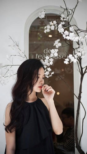 Midu được biết đến với nhiều vai trò khác nhau: diễn viên, hot girl, giảng viên đại học và doanh nhân.