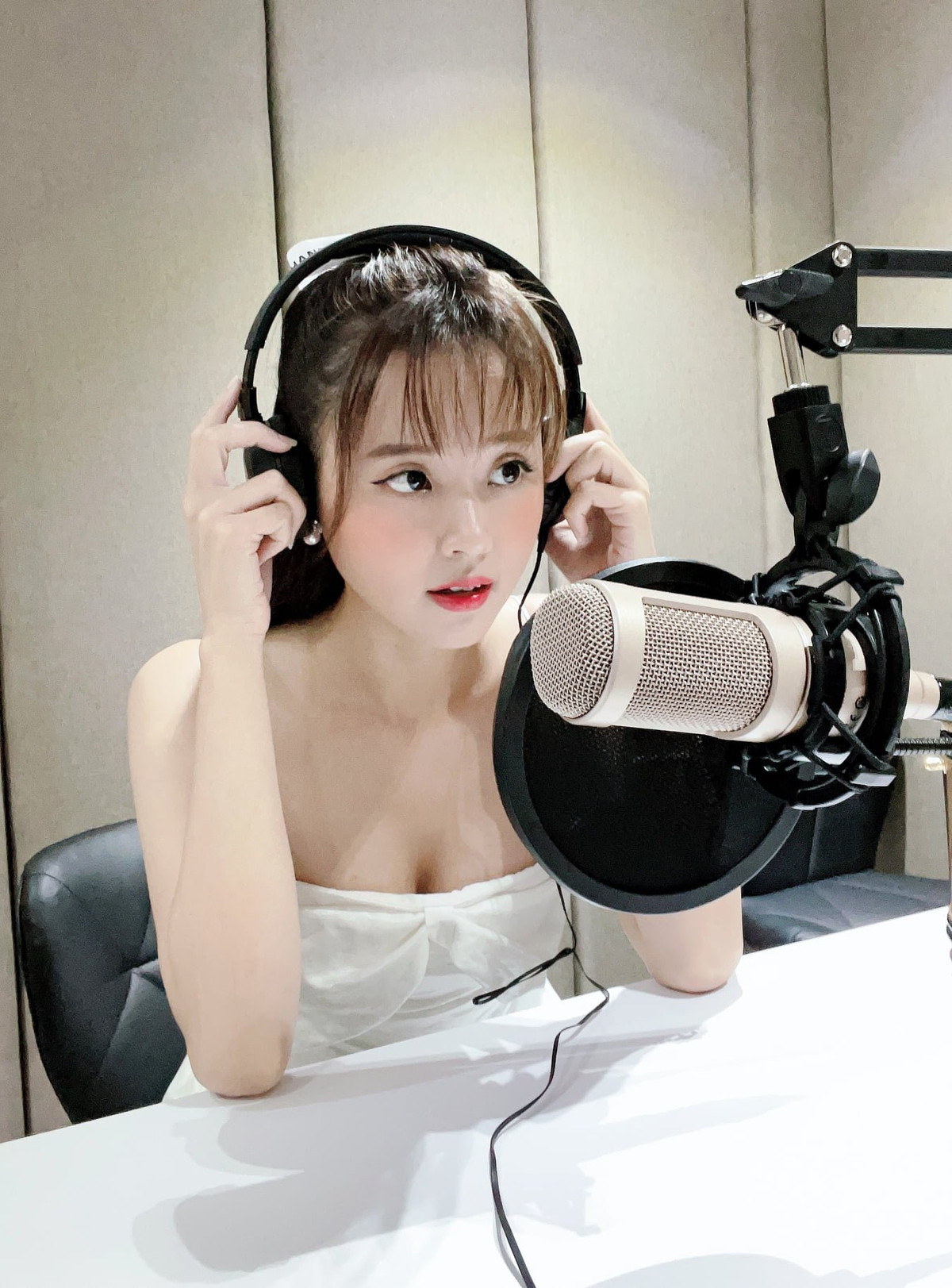 Midu cũng là một trong những mỹ nhân có gu thời trang an toàn. Nữ giảng viên xinh đẹp này chuộng phong cách "kín cổng cao tường", đằm thắm, thanh lịch nên cứ mỗi lần mỹ nhân 8X hở bạo một chút là khiến fans phát sốt. Ảnh: FBNV