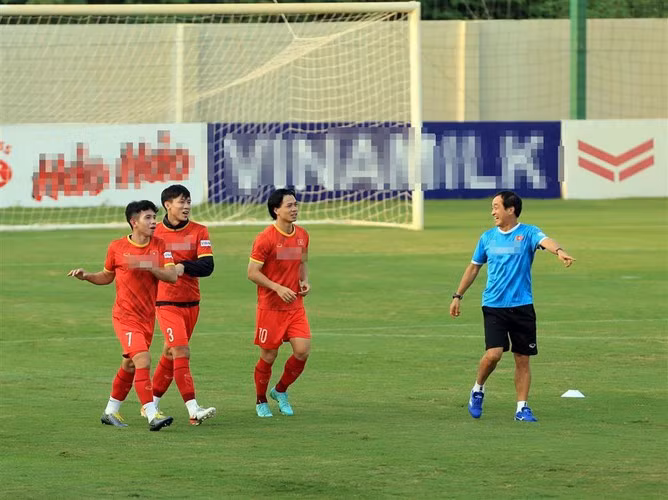 Chưa hết, nàng WAG Viên Minh còn hài hước muốn xin ảnh "full HD không che" của chồng.