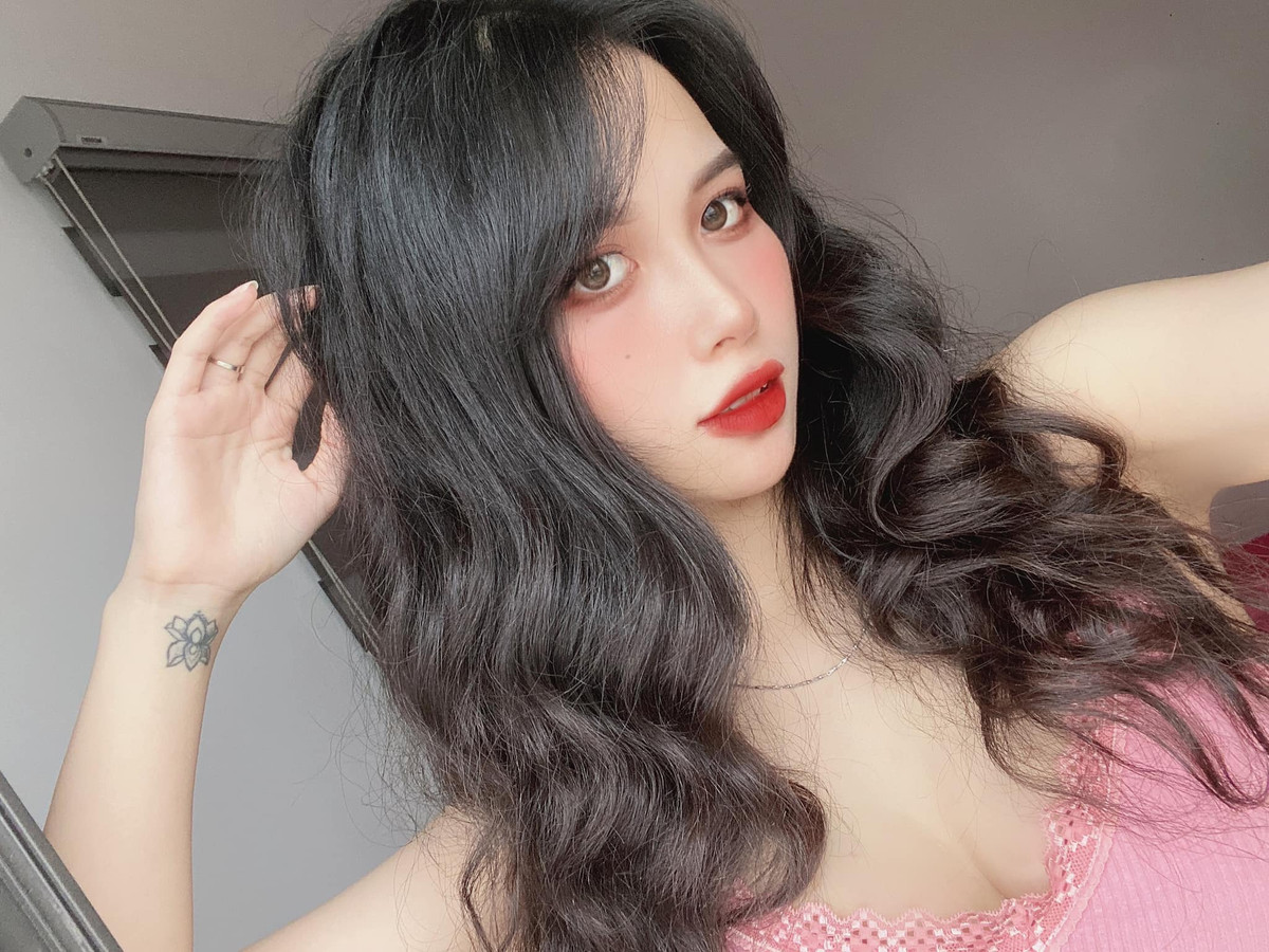 Ngay từ khi còn đang là học sinh, sinh viên, Vân Anh đã tận dụng thời gian trống của bản thân để đi làm người mẫu.