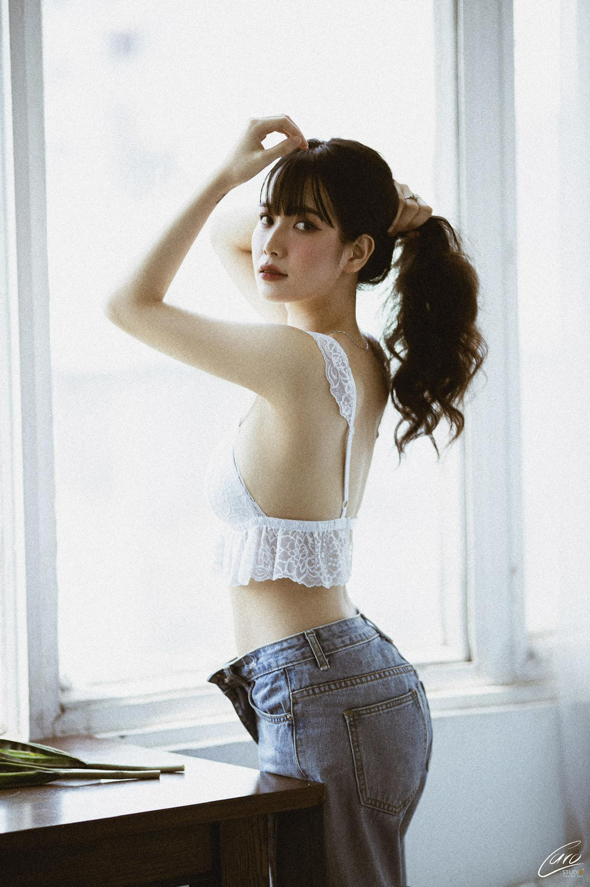 Sở hữu chiều cao 1m63 với số đo 3 vòng gần như hoàn hảo, Vân Anh có đôi mắt "biết nói", gương mặt chuẩn hot girl khiến ai cũng tấm tắc khen ngợi.