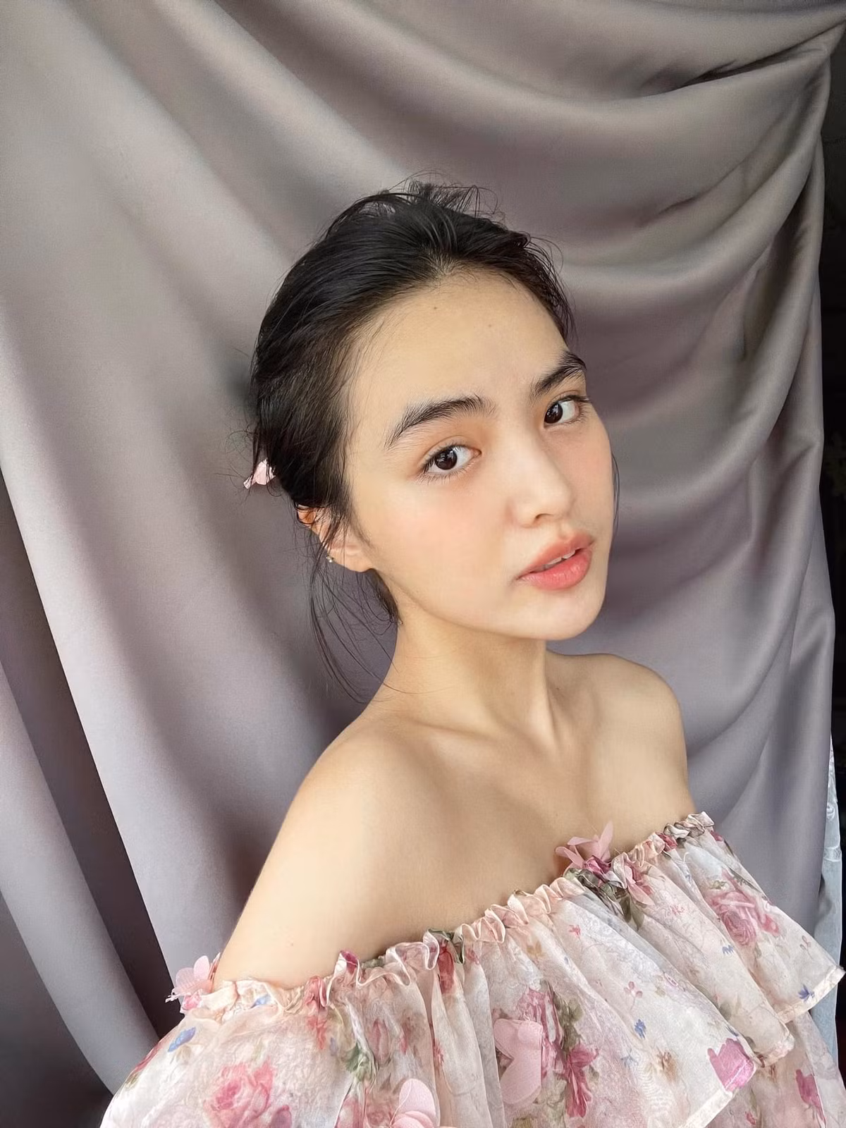 Hoàng Vi có dáng người nhỏ nhắn, thanh mảnh, dù chiều cao không đặc biệt ấn tượng nhưng vòng eo của cô đã "đốn gục" ánh nhìn của bao người.