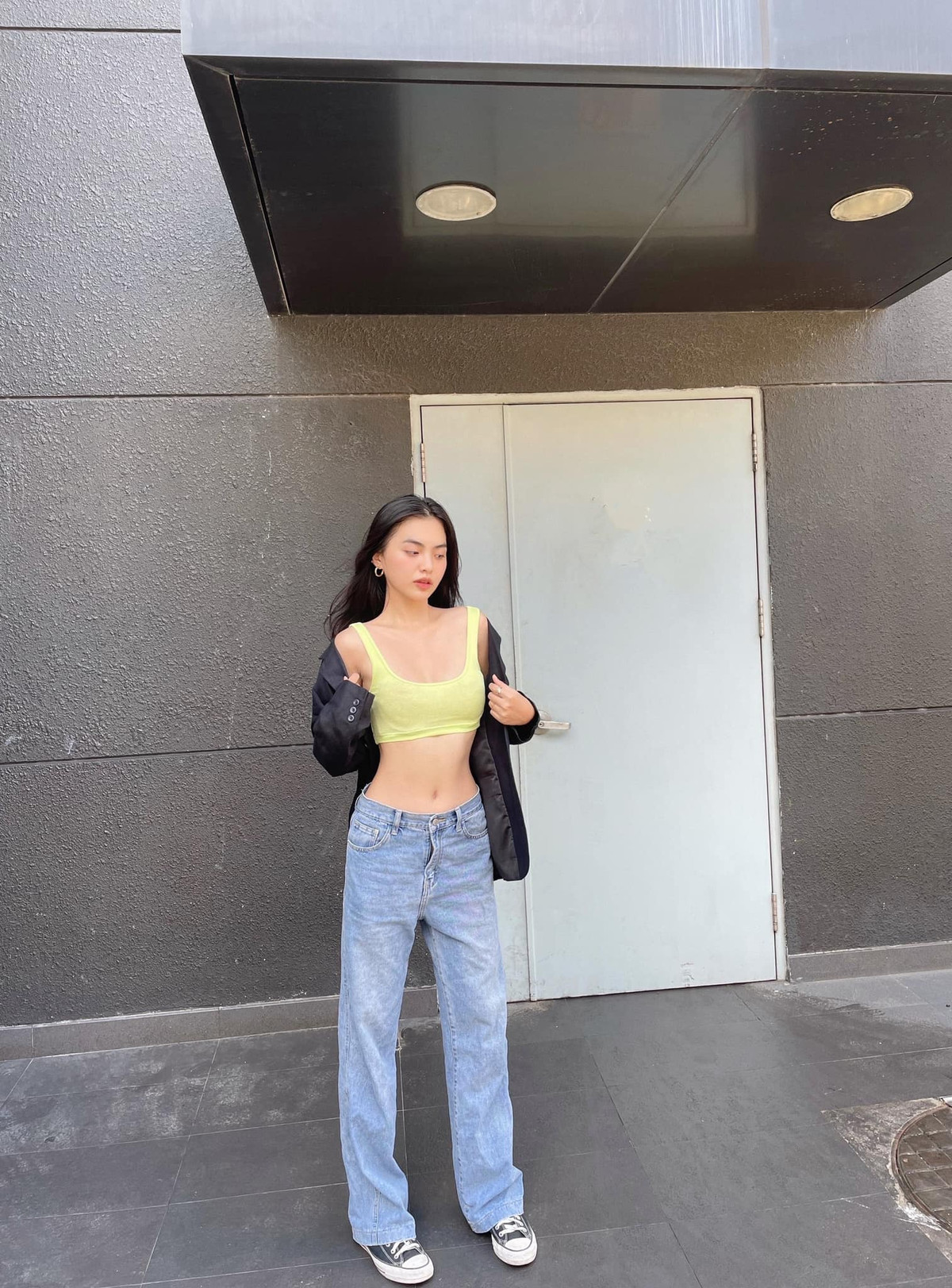 Sở hữu thân hình cân đối giúp cô tự tin với nhiều xu hướng thời trang, đặc biệt là gu quyến rũ tới trẻ trung.