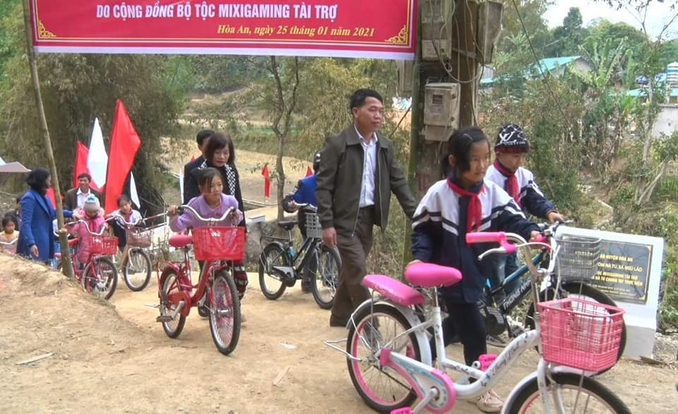 Cuối năm 2020 - đầu năm 2021, Độ Mixi và Bộ tộc Mixi Gaming đã đóng góp xây dựng Cầu Bảng Chang, một cây cầu bắc qua suối tại xóm Nà Tú, xã Ngũ Lão, huyện Hòa An, Cao Bằng.