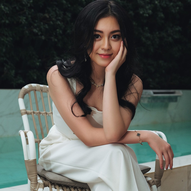 Xuất hiện trên kênh Youtube của bà nội, Khánh Linh giật luôn spotlight bởi đôi mắt to tròn, gương mặt xinh xắn và nụ cười sáng.