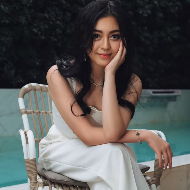 Xuất hiện trên kênh Youtube của bà nội, Khánh Linh giật luôn spotlight bởi đôi mắt to tròn, gương mặt xinh xắn và nụ cười sáng.