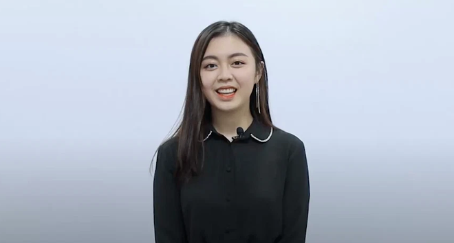 Ngoài nhan sắc cực phẩm, Khánh Linh còn gây ấn tượng với khả năng bắn tiếng Anh như gió hay nói năng lưu loát trên mỗi video trên Youtube.