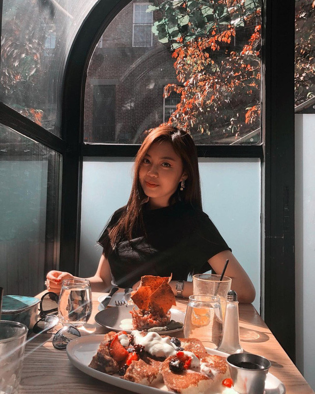 Dù không phô trương, hở bạo như nhiều hot girl hiện nay nhưng Khánh Linh vẫn chiếm sóng nhờ thần thái chuẩn con nhà giàu.