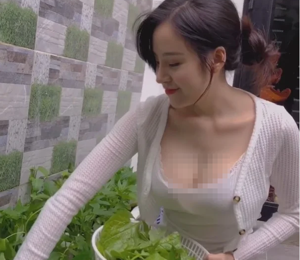 Trong thời gian ở nhà, ngoài việc lên đồ chụp ảnh "sống ảo" đều đặn, gái xinh đình đám một thời cũng tham gia vào công cuộc "yêu bếp". Tuy vậy kỹ năng vẩy rau của bà Tưng vẫn chưa thực sự khéo léo.