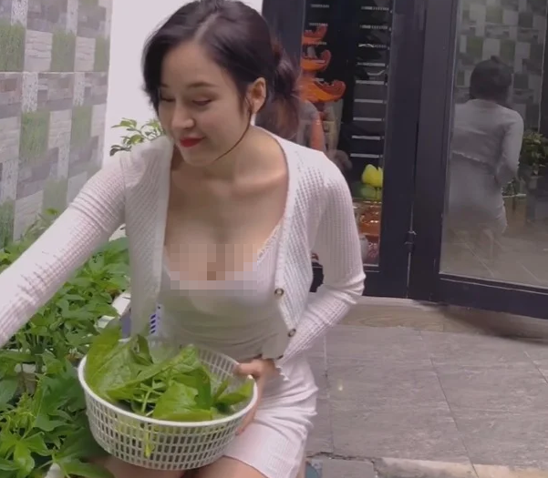 Phía dưới bài đăng, bà Tưng để lại bình luận nửa đùa nửa thật, tiện thể kén rể cho mẹ: "Các bạn nói 'muốn rớt ra ngoài'. Các bạn nói đúng lắm! Đã rớt rau ra ngoài rồi nhé! Cạn lời... Hạn hán lời... Xong đời. Nhờ cộng đồng mạng - kiếm giùm người yêu cho Huyền Anh được không chứ mẹ em hối quá rồi...".