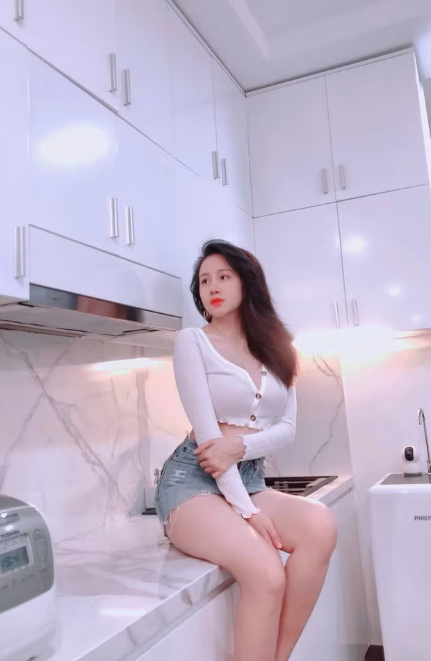 Nói là "ở ẩn" nhưng trên trang cá nhân của mình, bà Tưng thi thoảng vẫn làm netizen náo loạn vì những hình ảnh cực nuột, gợi cảm khó cưỡng.