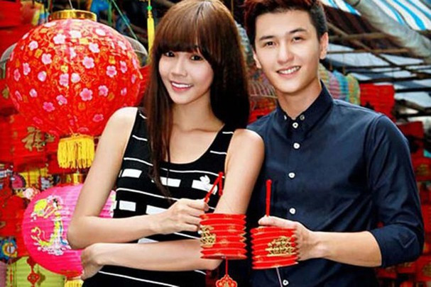 Trước khi nổi tiếng, Huỳnh Anh và Kỳ Hân thường xuất hiện cùng nhau. Cả hai tay trong tay hạnh phúc ở các sự kiện, cởi mở chia sẻ chuyện tình cảm với truyền thông.