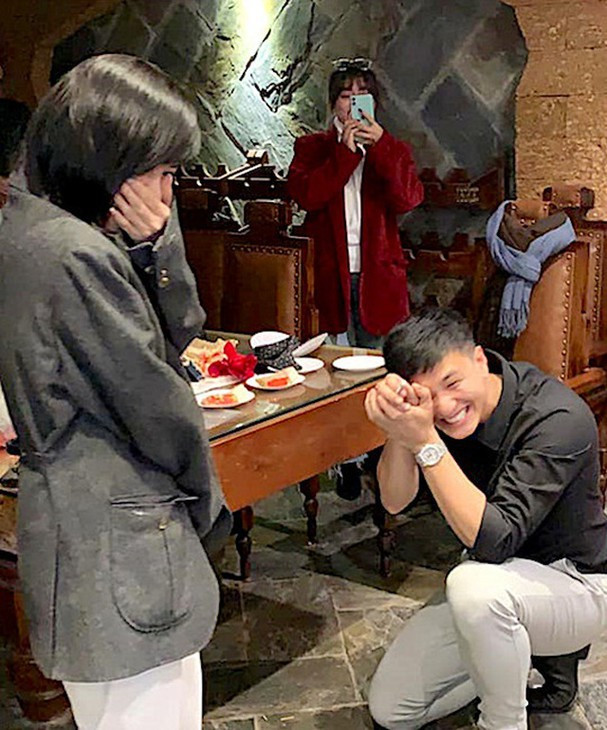 Vừa qua, diễn viên Huỳnh Anh thu hút nhiều sự chú ý khi công khai cầu hôn Bạch Lan Phương. Phía dưới bài đăng, nhiều bạn bè để lại bình luận chúc mừng hạnh phúc của Lan Phương - Huỳnh Anh.