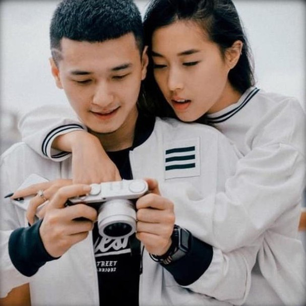 Hồi 2018, Huỳnh Anh từng công khai chuyện tình cảm với hot girl Y Vân. Vì sống tại Bỉ nên Y Vân và bạn trai chỉ liên lạc qua điện thoại thời gian dài.