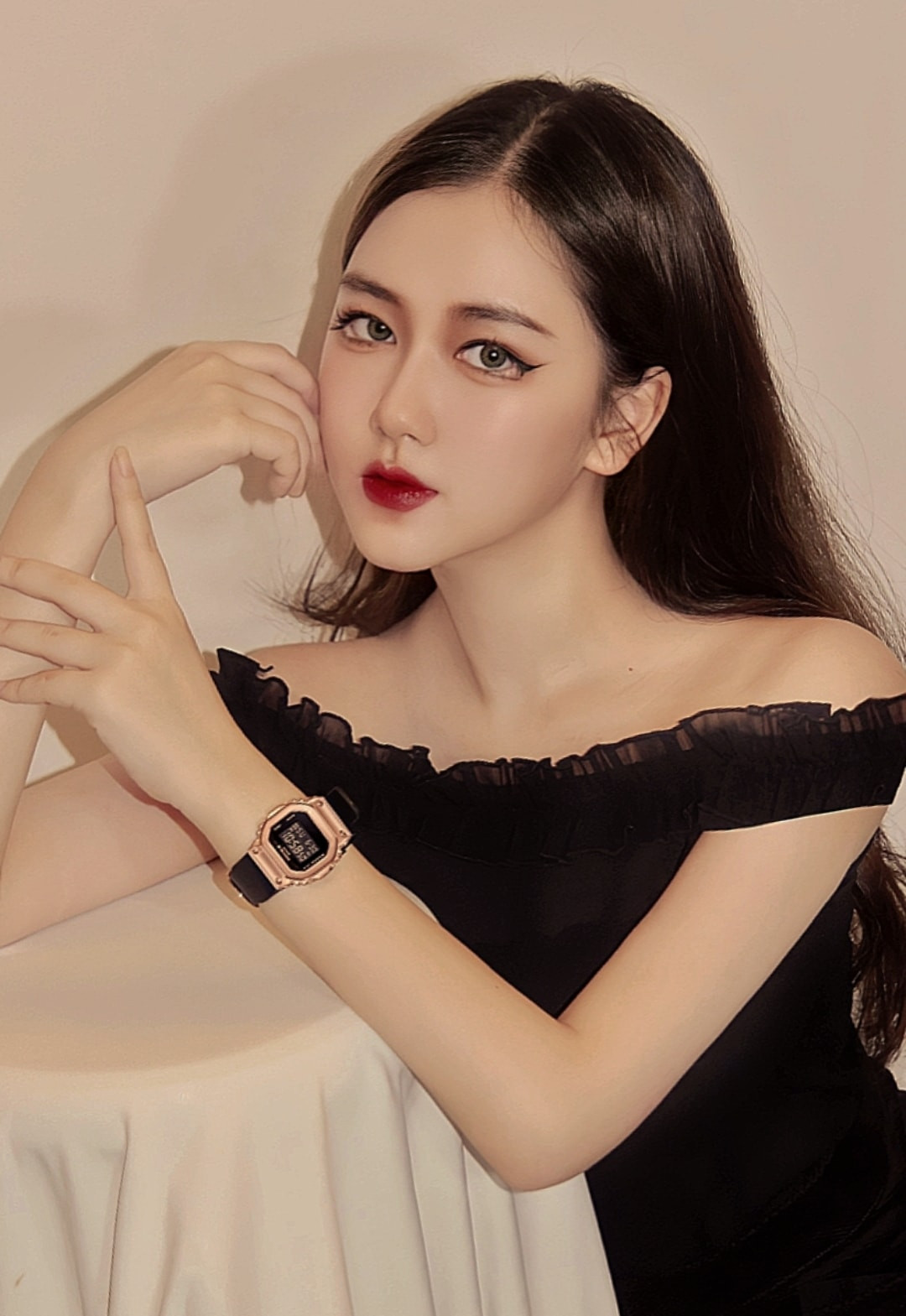 Nguyễn Vũ Thoại Nghi (sinh năm 2005, tại TP Hồ Chí Minh) là hot girl gây chú ý trên MXH nhờ sở hữu nhan sắc đẹp như búp bê.