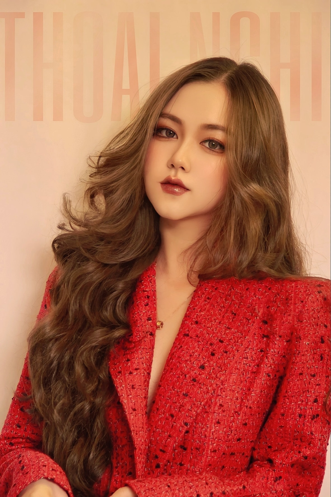 Theo chia sẻ của Thoại Nghi, cô nàng bắt đầu con đường nghệ thuật ca hát từ năm 8 tuổi, 11 tuổi ra mắt sản phẩm âm nhạc thiếu nhi của riêng mình.