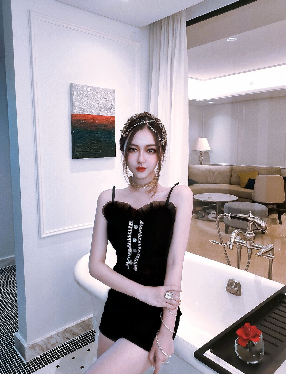 Thoại Nghi từng bị người khác nghi ngờ phẫu thuật thẩm mỹ chỉnh sửa gương mặt. Tuy nhiên, cô khẳng định gương mặt mình là tự nhiên 100%. Ảnh: FBNV