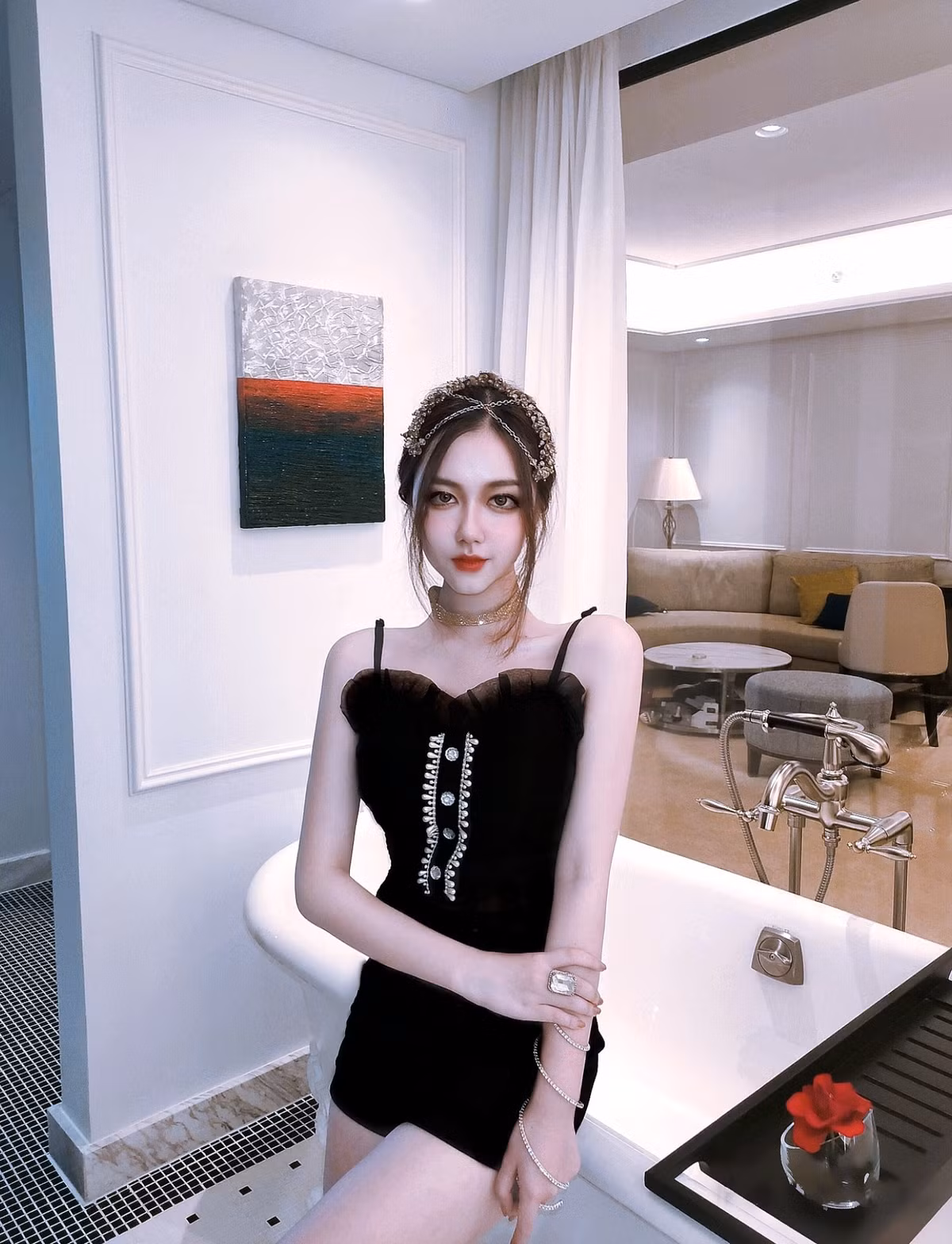 Thoại Nghi từng bị người khác nghi ngờ phẫu thuật thẩm mỹ chỉnh sửa gương mặt. Tuy nhiên, cô khẳng định gương mặt mình là tự nhiên 100%. Ảnh: FBNV