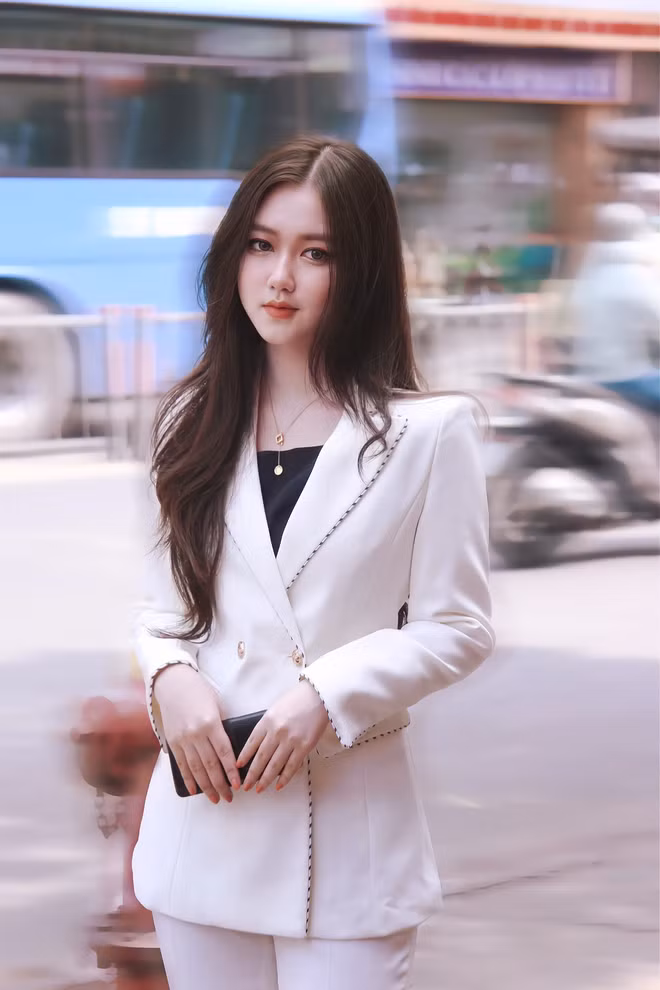 Nét tự tin khi đứng trước ống kính của Thoại Nghi đã giúp cô nhận về hàng nghìn lượt like cùng nhiều bình luận “có cánh” dưới mỗi bức ảnh.