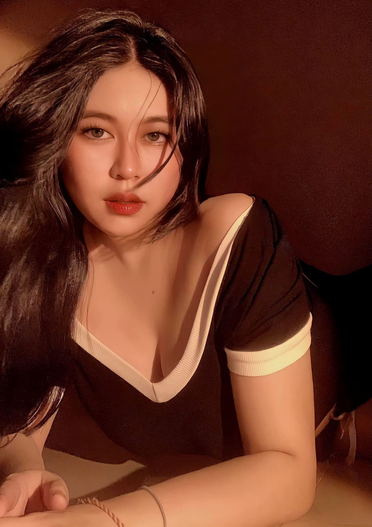 Bên cạnh công việc học tập Huyền còn làm người mẫu ảnh và nhận lời quảng cáo.