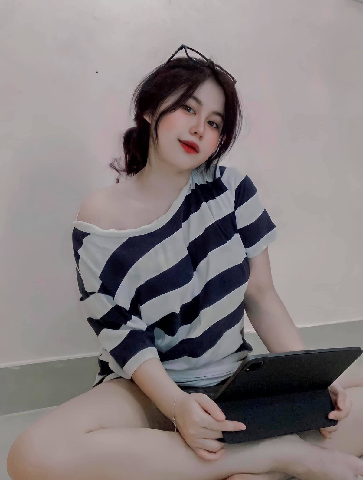 Dù thân hình không được thon gọn như nhiều hot girl khác, thế nhưng vì biết cách ăn mặc nên Ngọc Huyền vẫn gây ấn tượng với người đối diện nhờ sắc vóc quyến rũ.