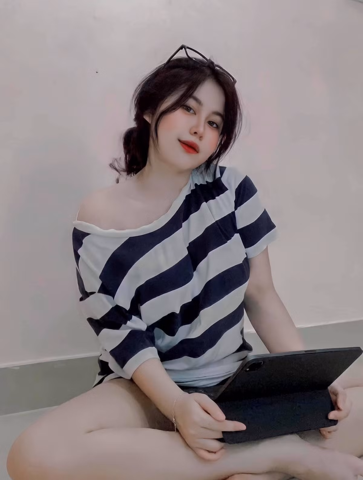 Dù thân hình không được thon gọn như nhiều hot girl khác, thế nhưng vì biết cách ăn mặc nên Ngọc Huyền vẫn gây ấn tượng với người đối diện nhờ sắc vóc quyến rũ.
