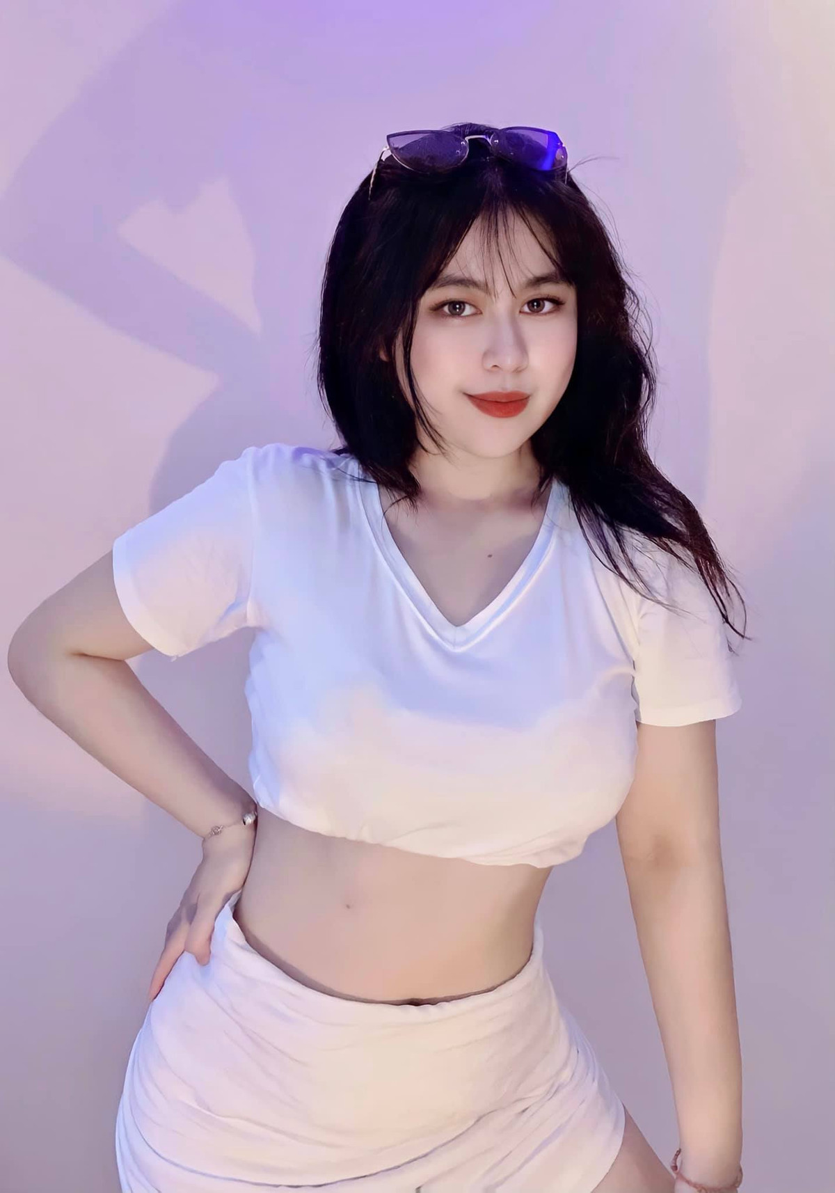 Hot girl Đà Nẵng nổi bật với hình thể mũm mĩm cùng phong cách ăn mặc tôn dáng.