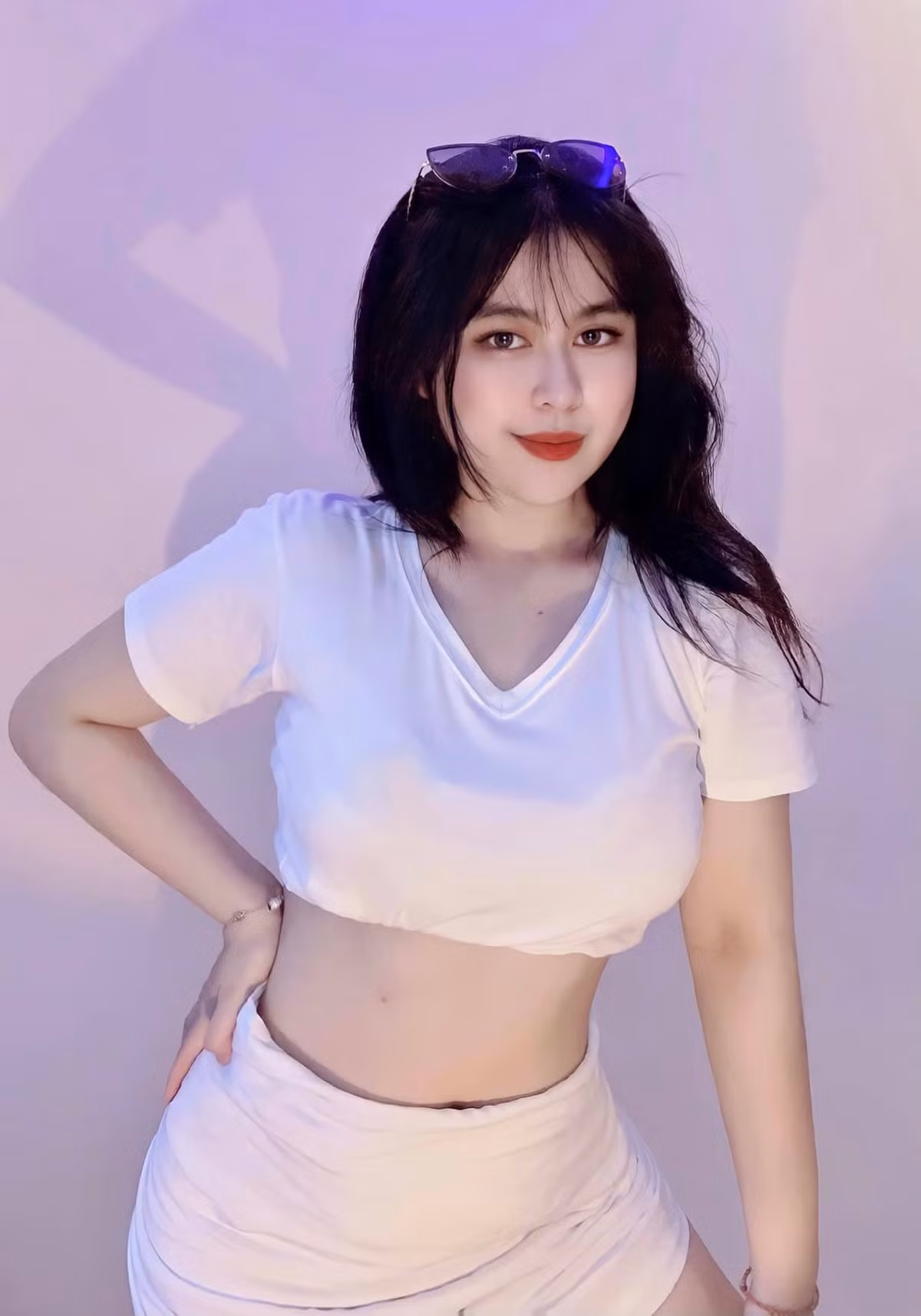 Hot girl Đà Nẵng nổi bật với hình thể mũm mĩm cùng phong cách ăn mặc tôn dáng.