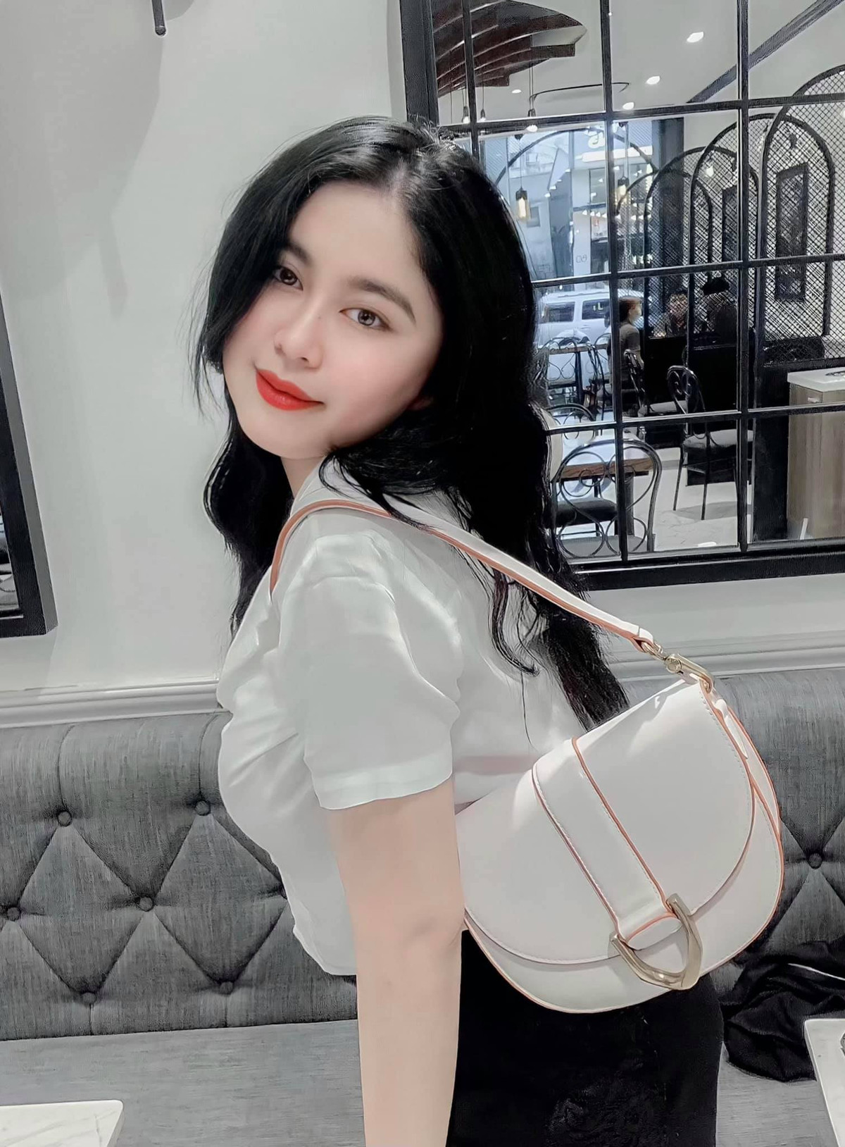 Trên trang cá nhân của hot girl Đà Nẵng thường xuyên khoe ảnh gợi cảm, vì sở hữu nhan sắc và body bốc lửa nên cô luôn tự tin diện những trang phục hở bạo này.