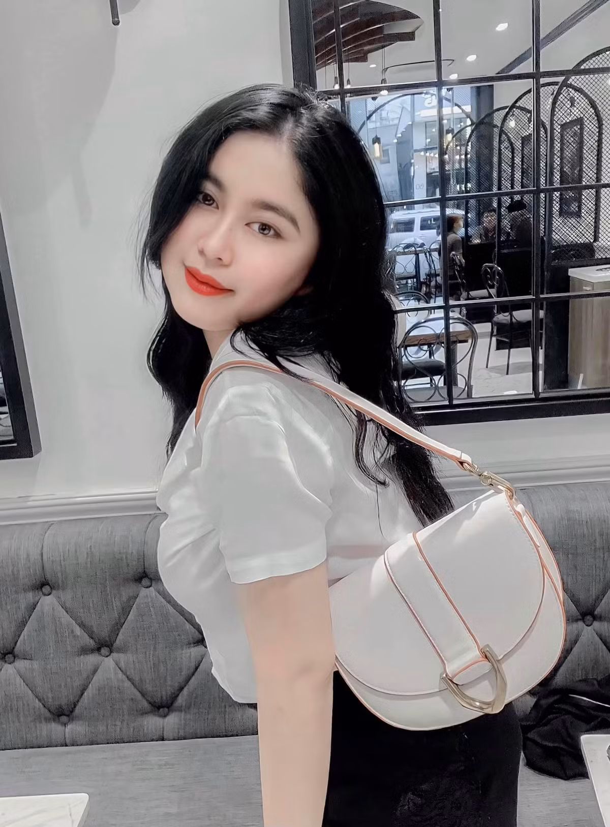 Trên trang cá nhân của hot girl Đà Nẵng thường xuyên khoe ảnh gợi cảm, vì sở hữu nhan sắc và body bốc lửa nên cô luôn tự tin diện những trang phục hở bạo này.